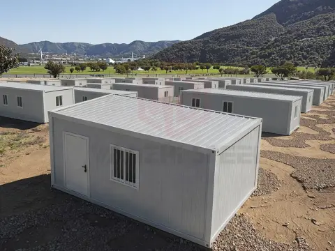 Peruvian photovoltaic construction site barracks