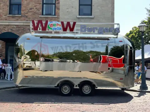 Arc-shaped mobile food cart
