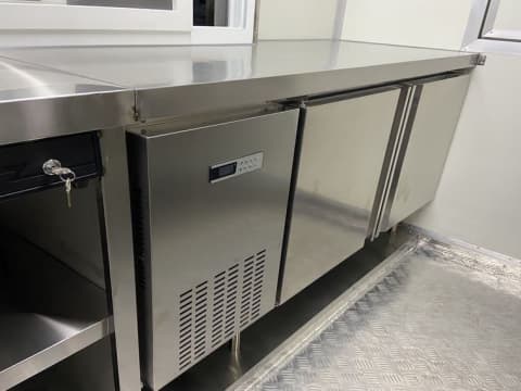 Refrigerated beverage cabinet