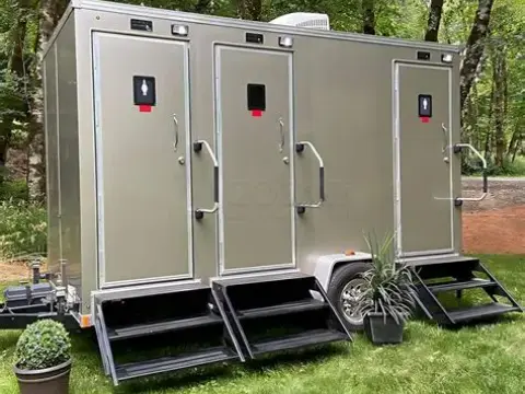 3-compartment trailer with shower and toilet