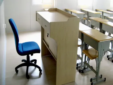 Can accommodate lecterns and chairs
